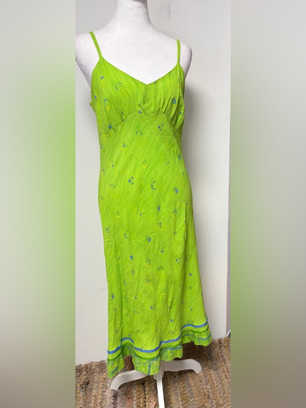 VINTAGE JAMS WORLD RUFFLE HEM SLIP SUNDRESS MADE IN THE USA  100% Rayon
Sz Small